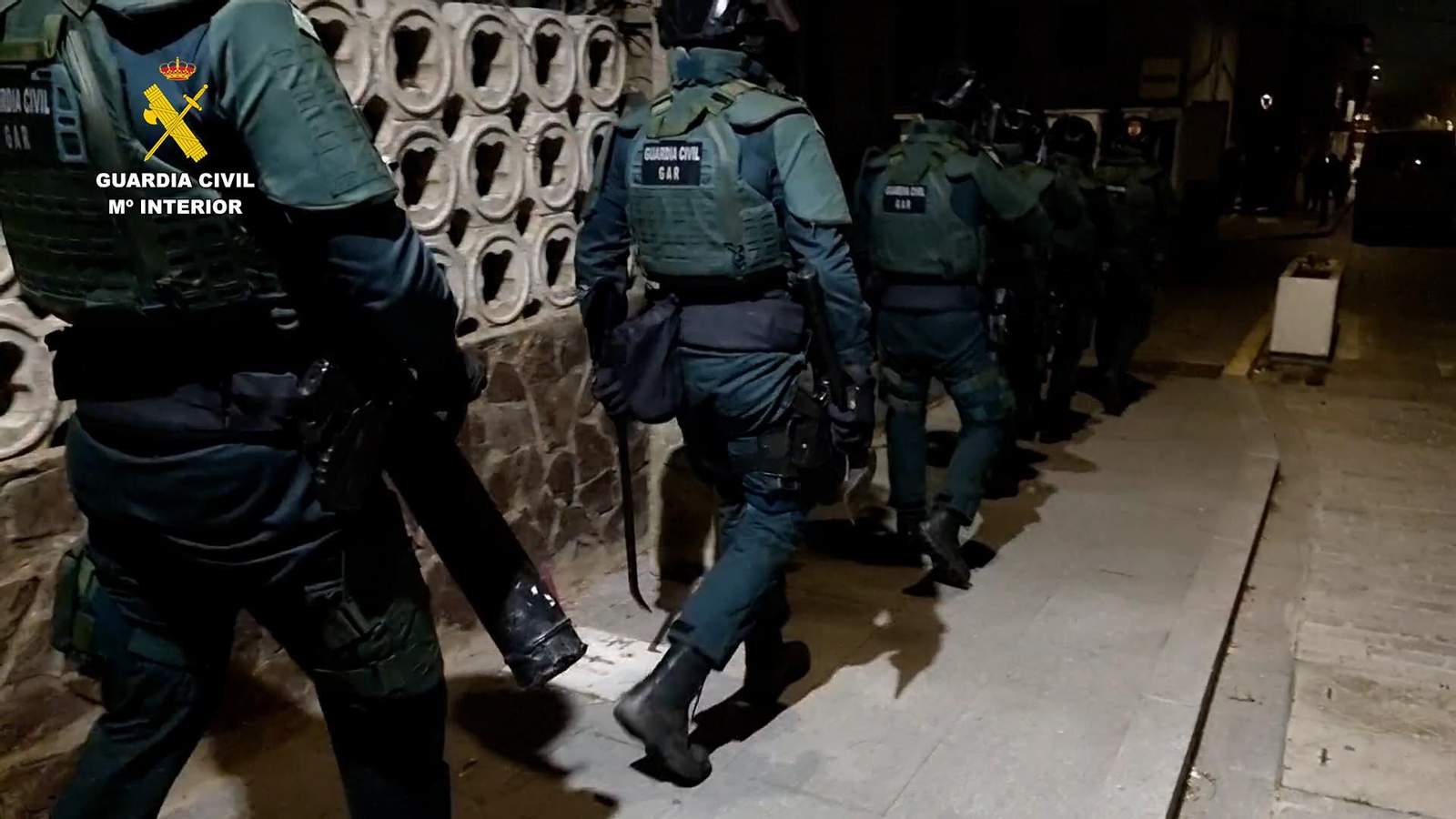 Los agentes antes de intervenir en los domicilios.