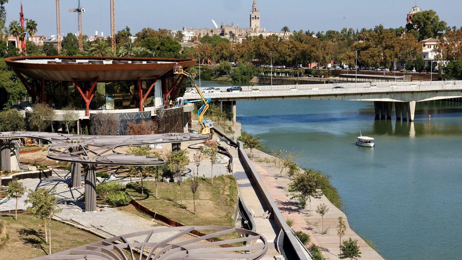 El edificio bajo con la Giralda al fondo.