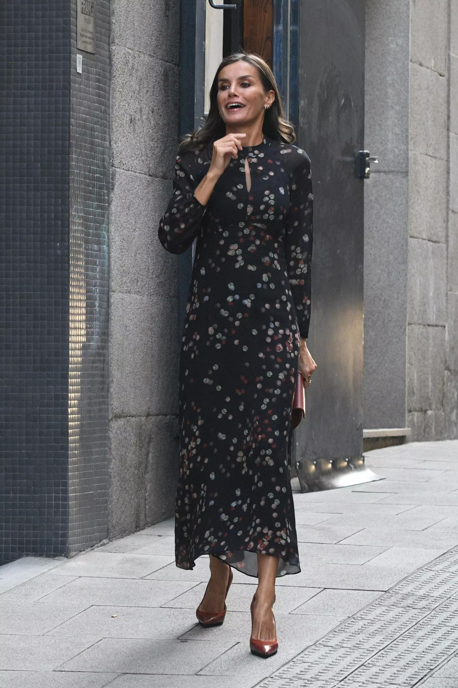 La Reina Letizia con el vestido de confeti de Massimo Dutti.