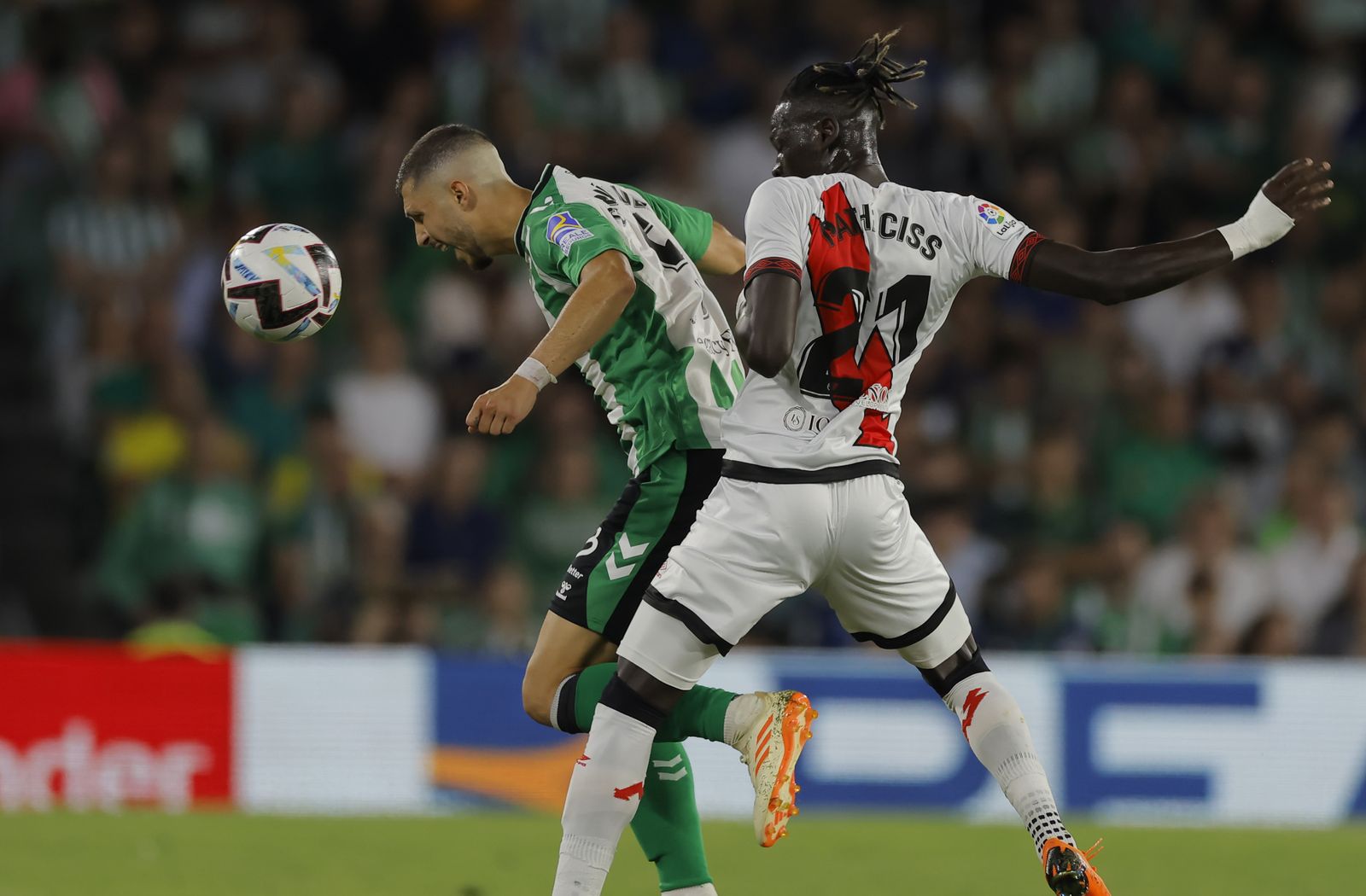 Guido Rodríguez gana un balón ante Pathe Ciss.
