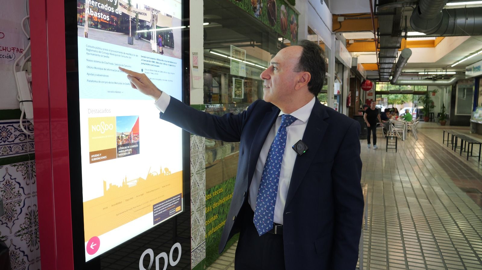 Uno de los tótems informativos digitales en un mercado de abastos de Sevilla.