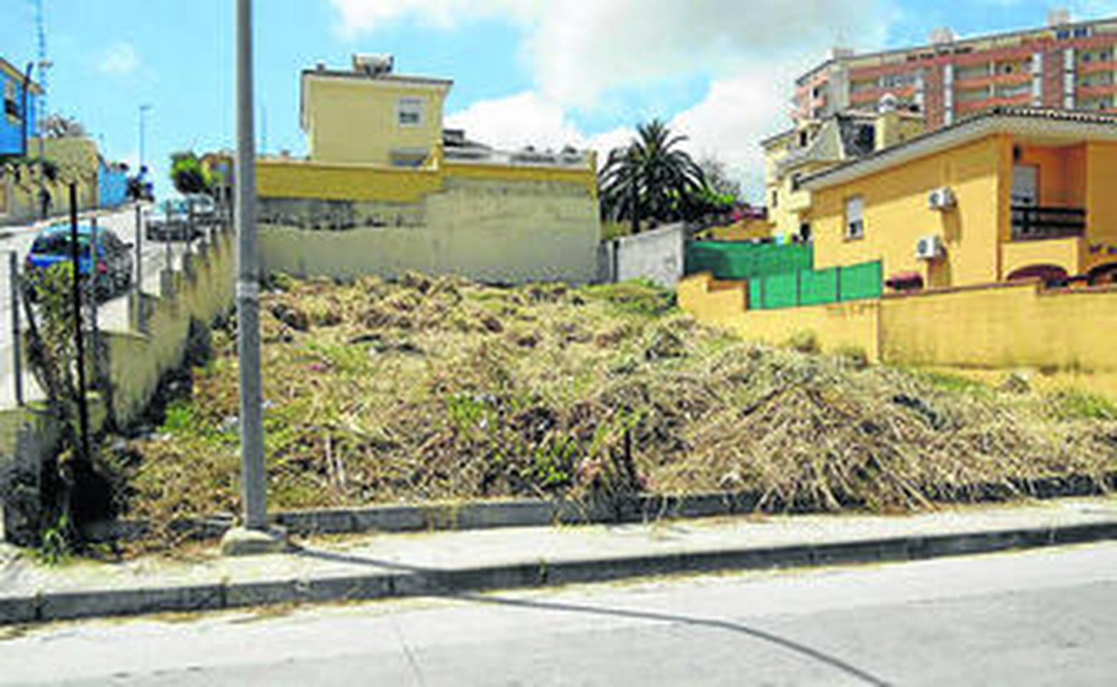 Imagen de la limpieza de la parcela de la calle Amapola.