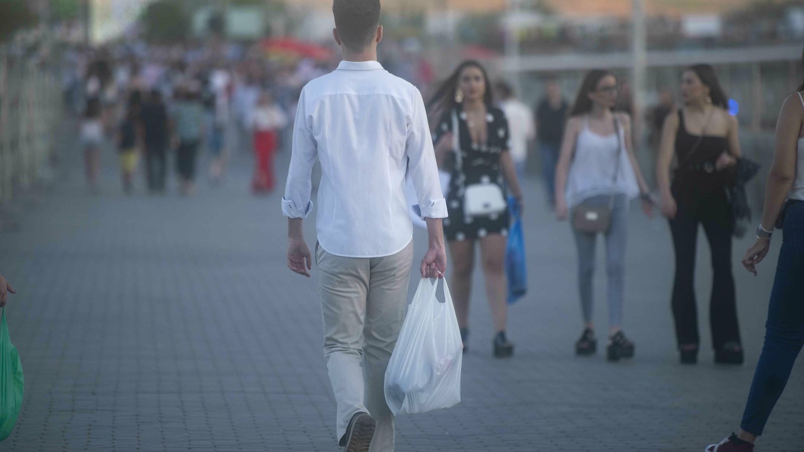 Un joven se dirige al botellón.