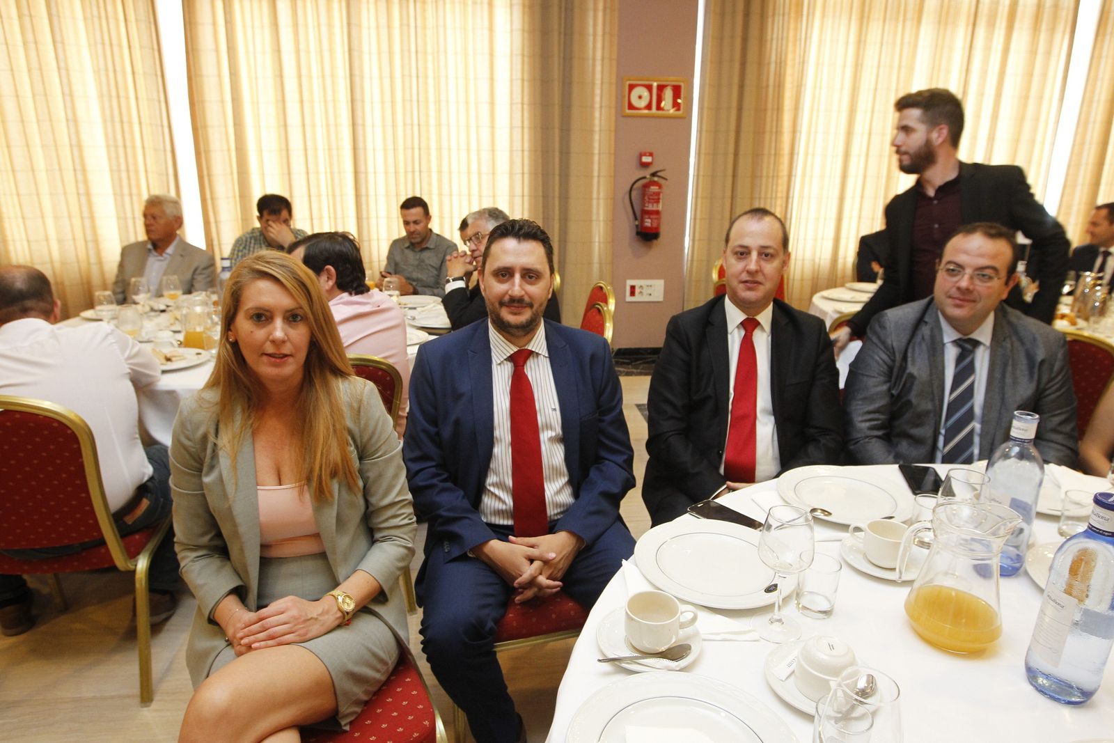 l Mari Carmen Galera, Isabel de Oza y Pedro Asensio escuchan la intervención del director territorial de Andalucía del Banco Santander.