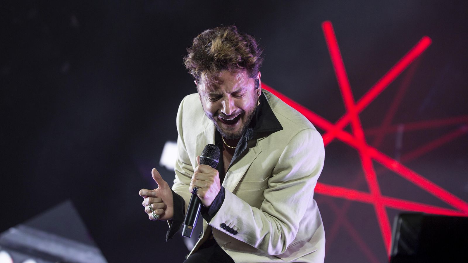 Carrasco se entrega en una de sus canciones.