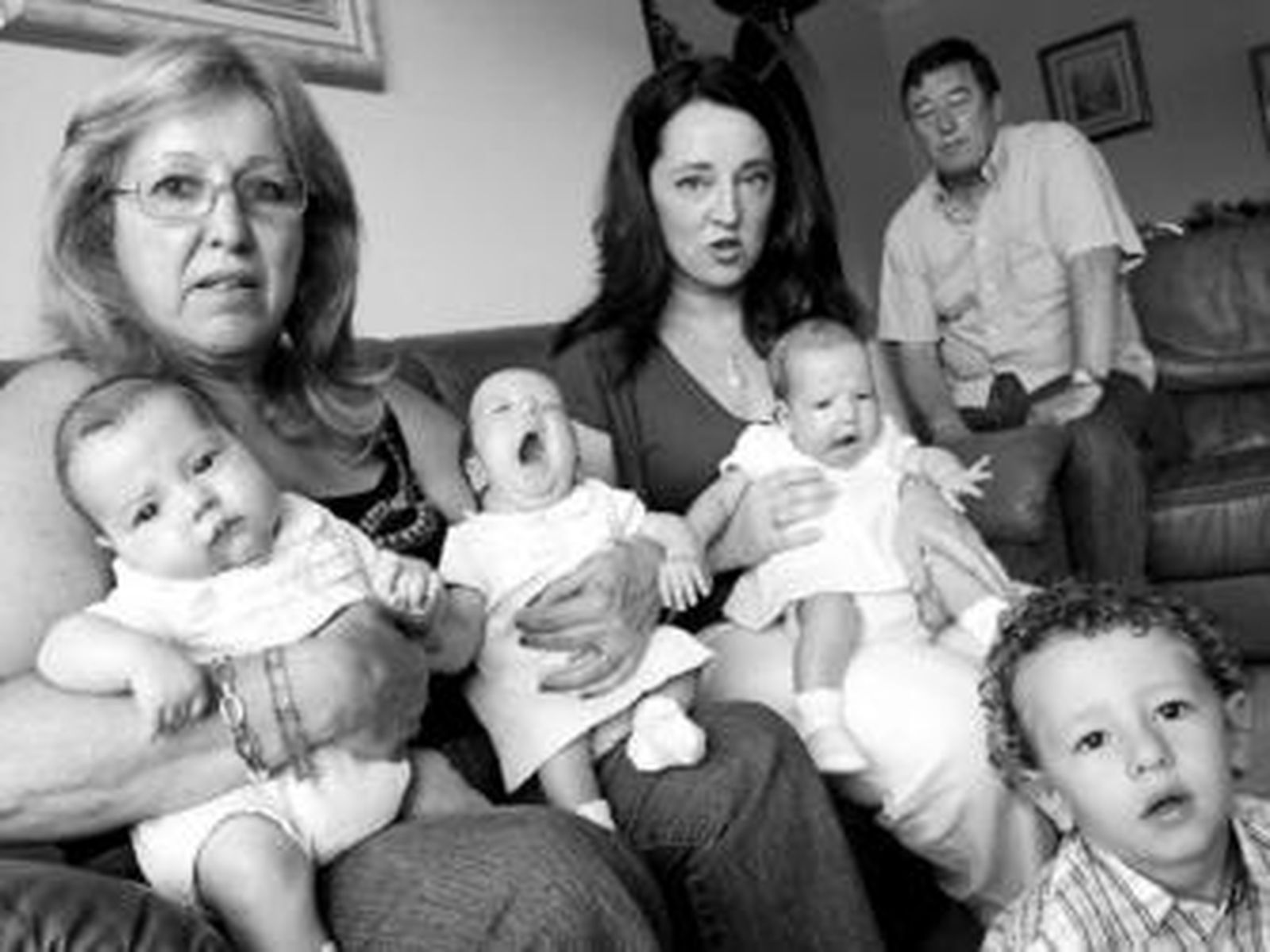 La familia Postigo-Peláez con los triates.