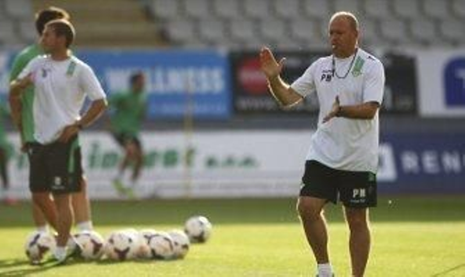 Pepe Mel trata de organizar a sus jugadores durante un entrenamiento del Betis. / Stringer (EFE)