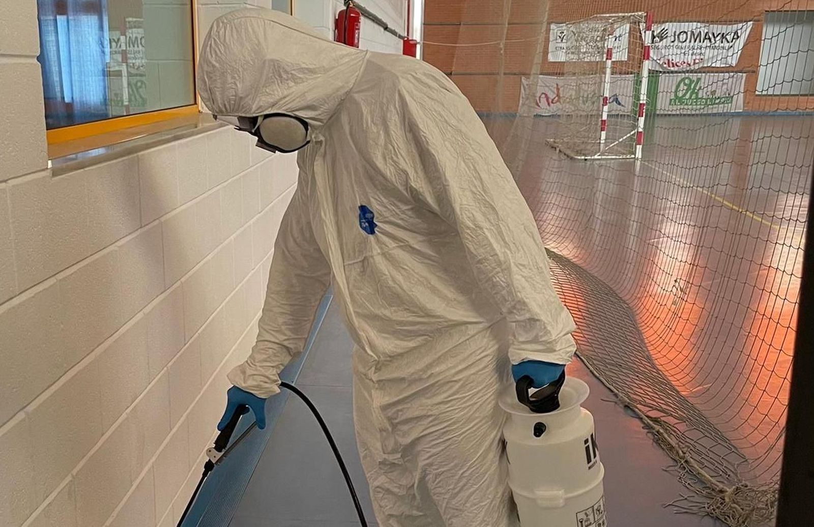 Vícar pone en jaque a cucarachas y mosquitos en los once centros educativos