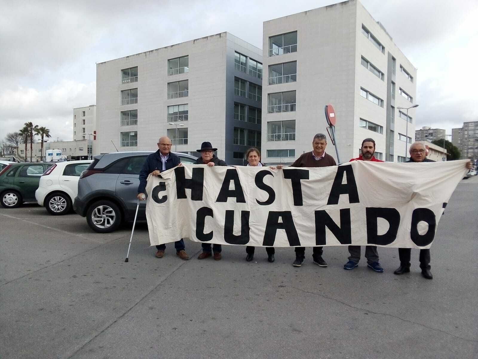 Representantes de La Plazoleta 2.0., durante su protesta en el hospital este viernes.