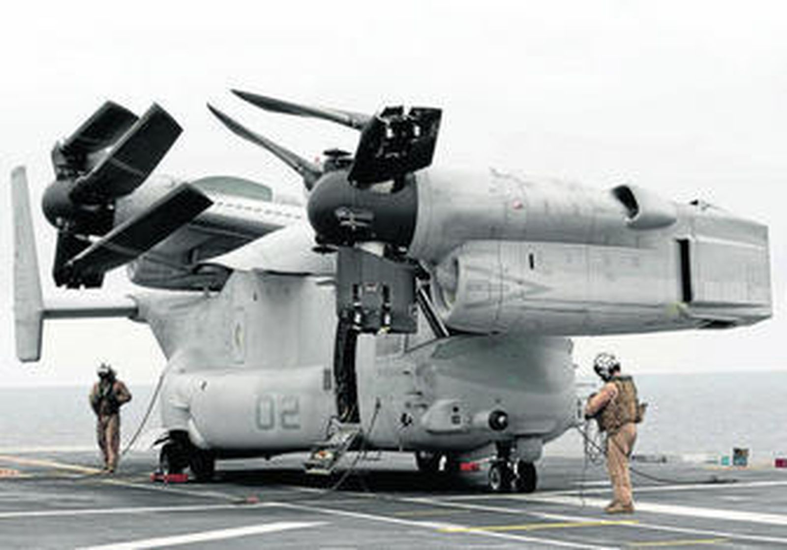 La dotación del convertiplano verifica que el plegado de las alas sobre el aparato sea el correcto, antes de que descienda al dique de aeronaves