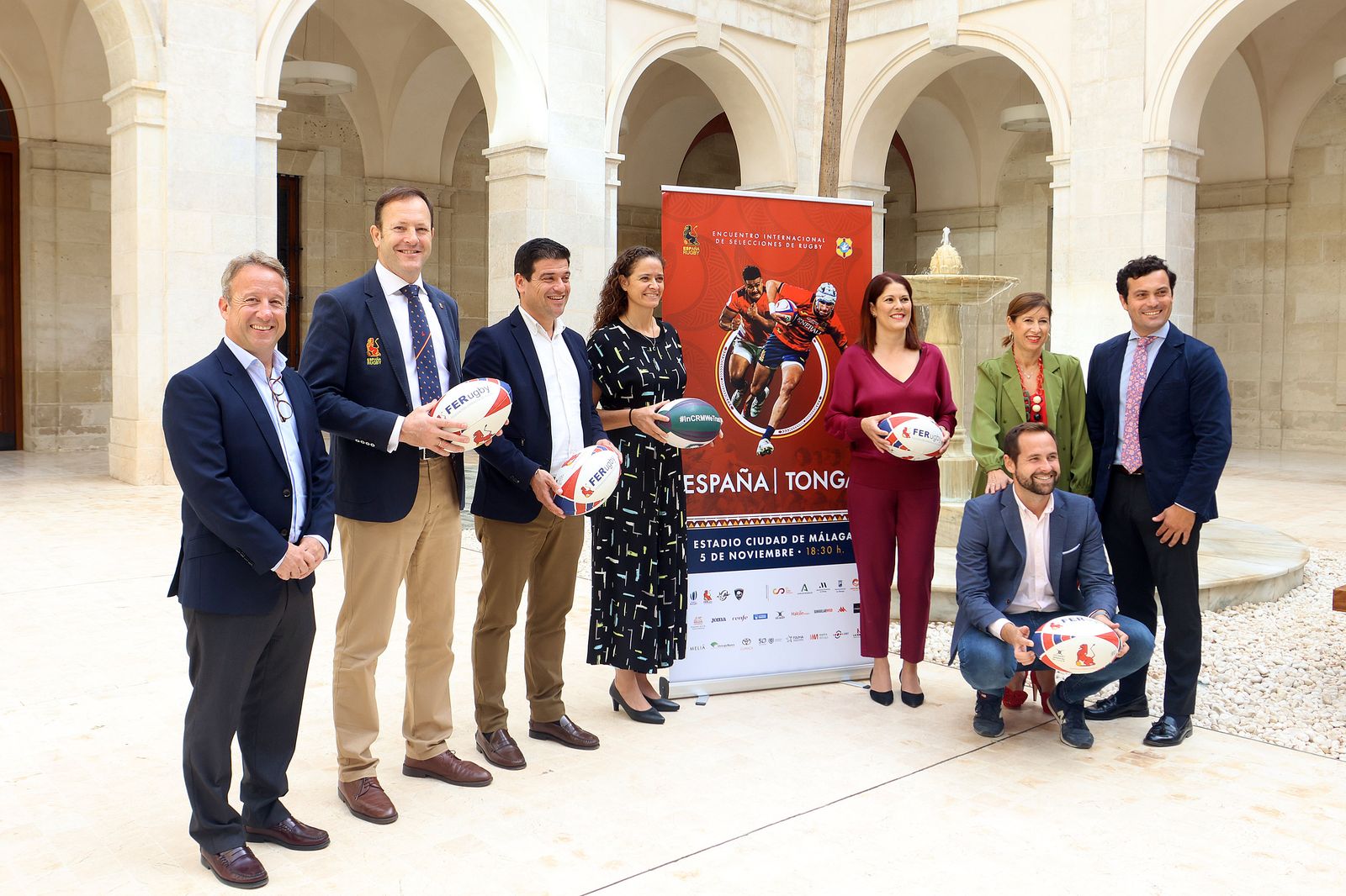 Las instituciones y personalidades posan en el Museo de la Aduana.
