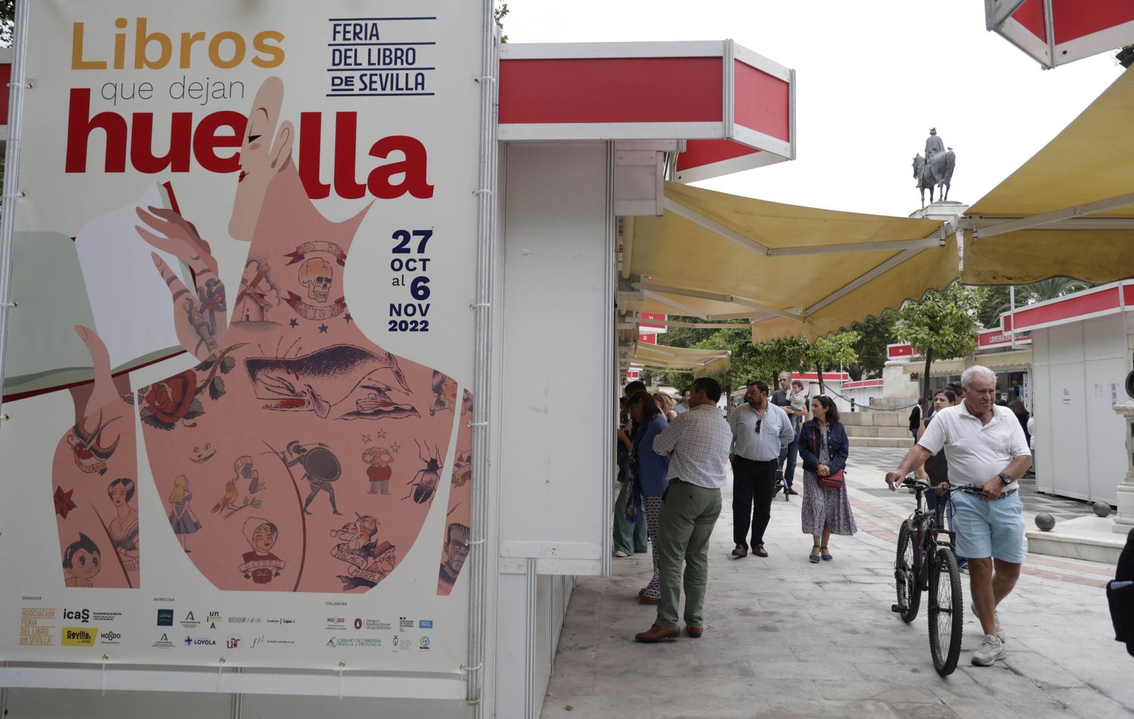 Una imagen de la Feria del libro. En primer plano, el cartel de José Luis Ágreda.