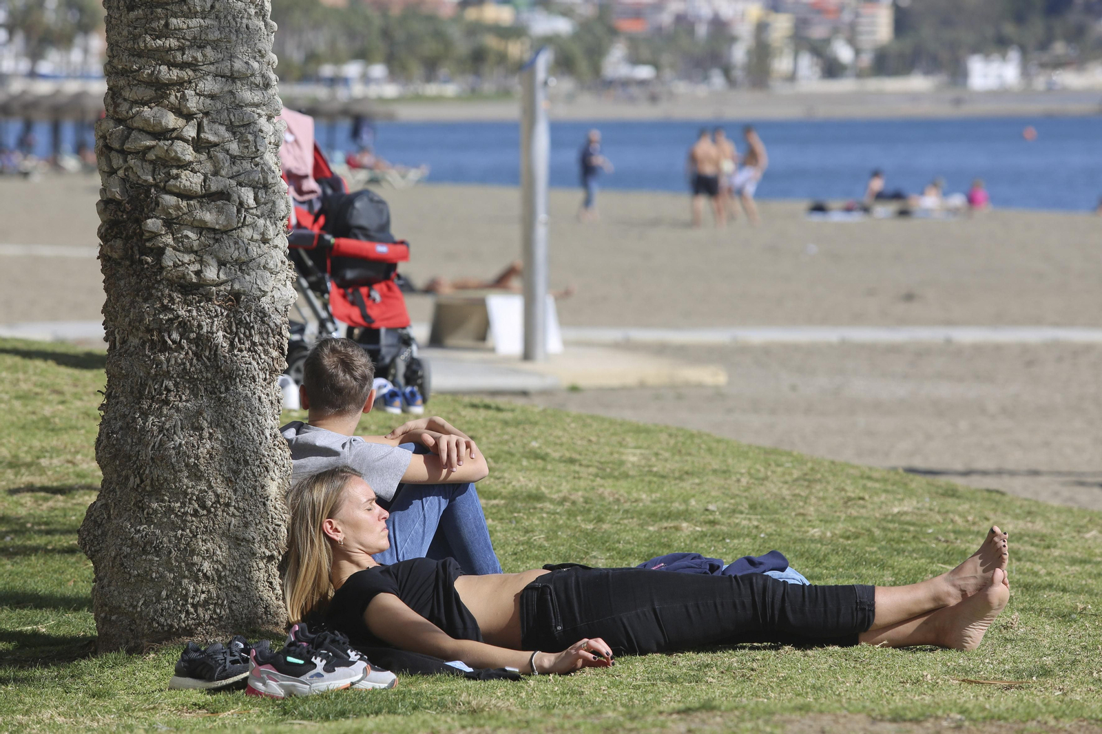 Unos jóvenes en la playa.