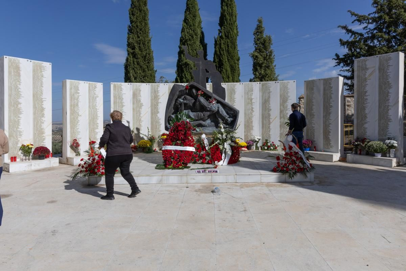 Día de Los Santos en el cementerio de San Fernando y San Eufrasio de Jaén, en imágenes