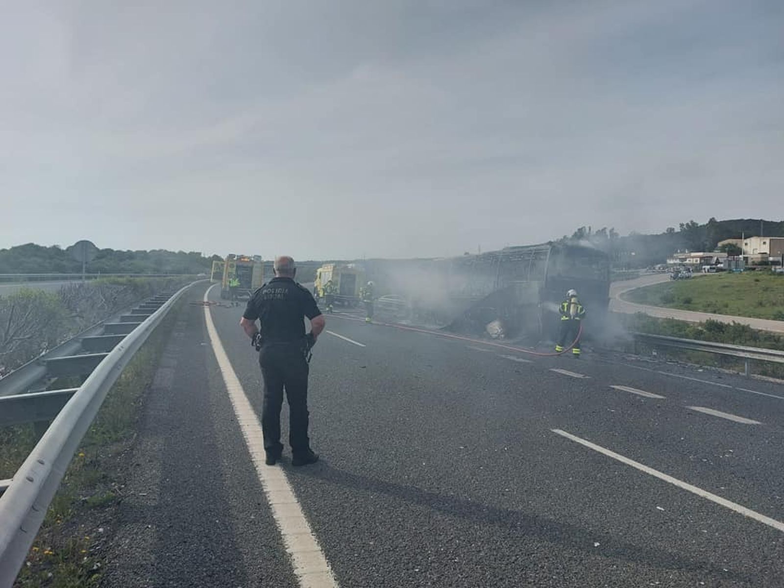 Los Bomberos se han tenido que emplear a fondo para sofocar las llamas.