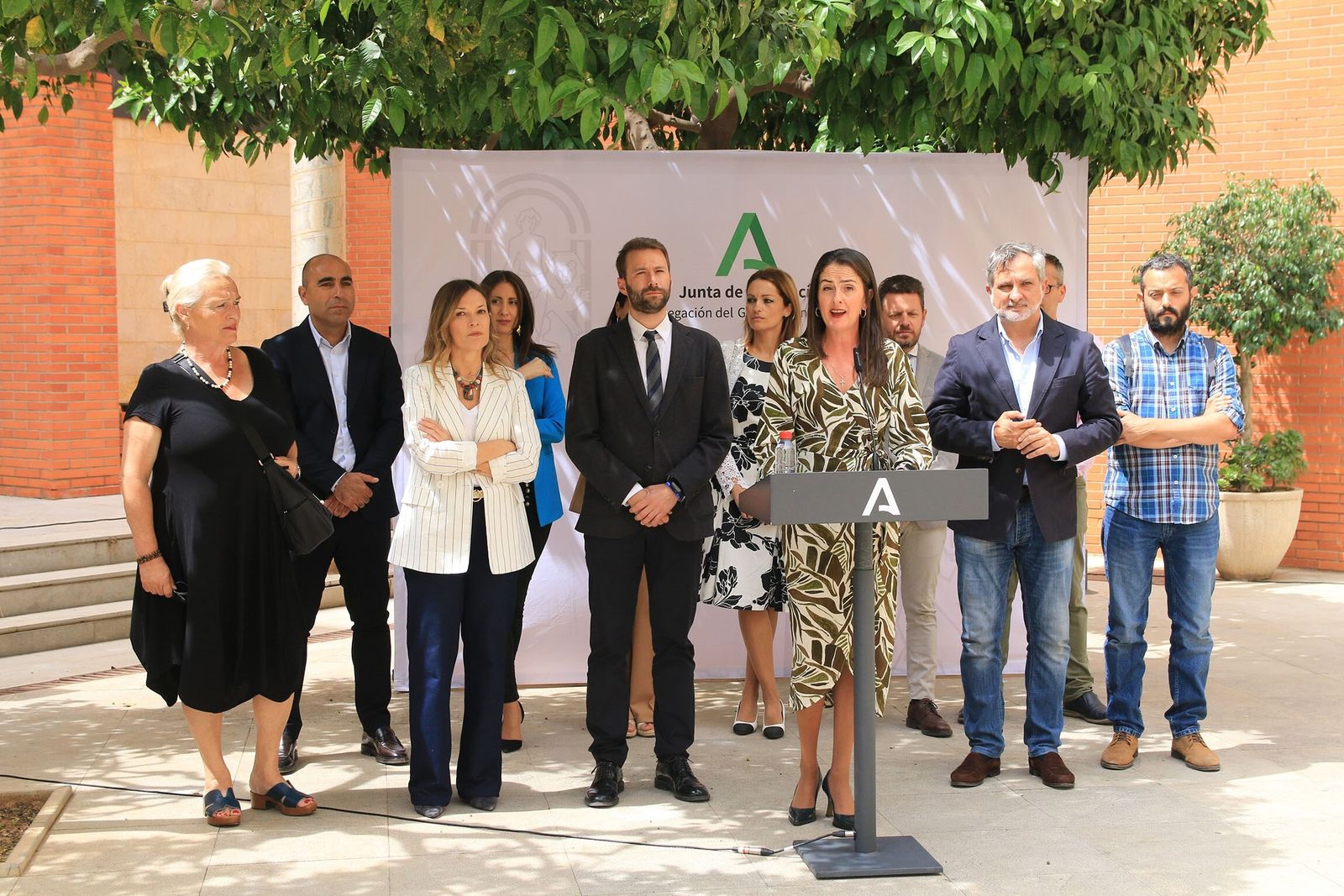 La delegada del Gobierno andaluz en Almería ha leído el manifiesto contra la LGTBIfobia.