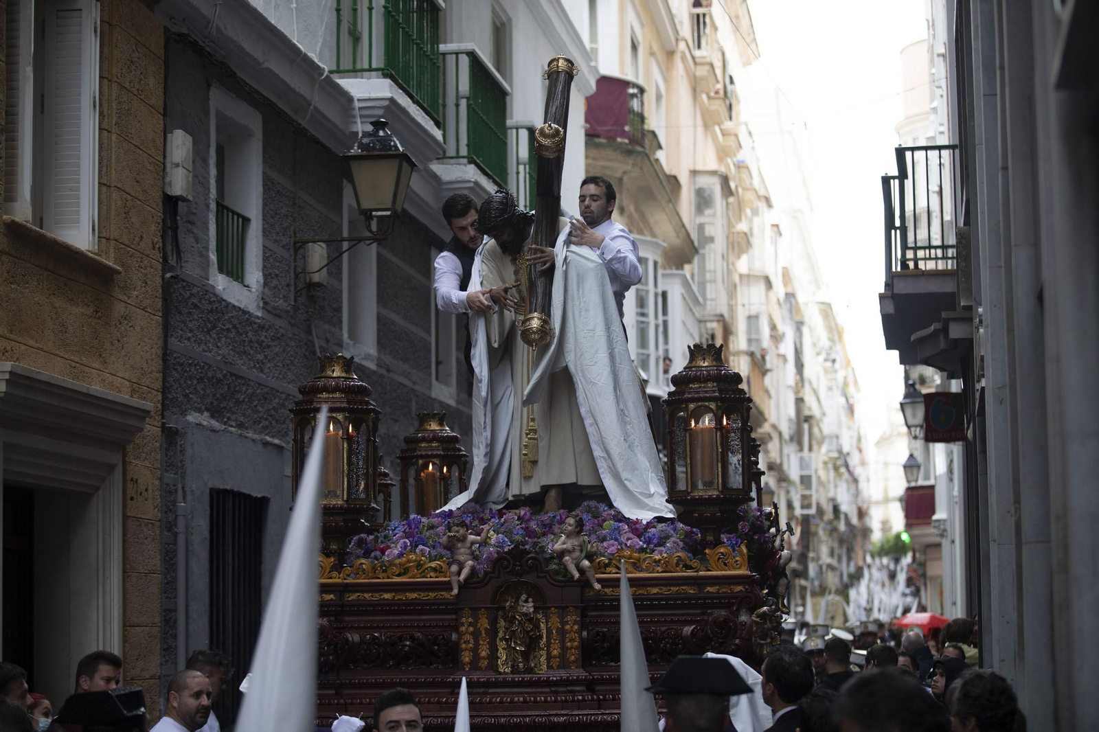 Las imágenes de la cofradía del Nazareno del Amor en la Semana Santa de Cádiz 2022