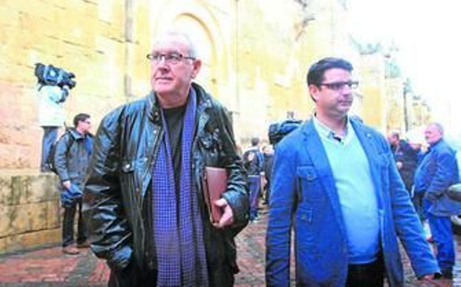 El coordinador provincial de IU, Pedro García, con el coordinador federal de IU, Cayo Lara, en una visita a la Mezquita-Catedral.