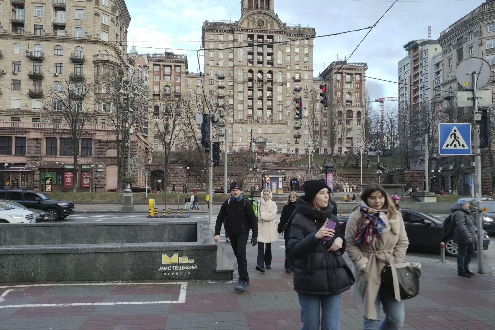 Residentes en Kiev pasean por el centro de la capital en vísperas del segundo aniversario de la invasión rusa. Residentes en Kiev pasean por el centro de la capital en vísperas del segundo aniversario de la invasión rusa.