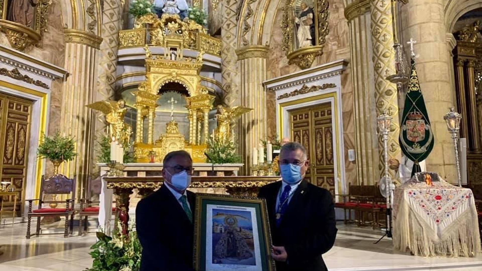 La hermandad regaló un cuadro a la asociación por participar en este V centenario.