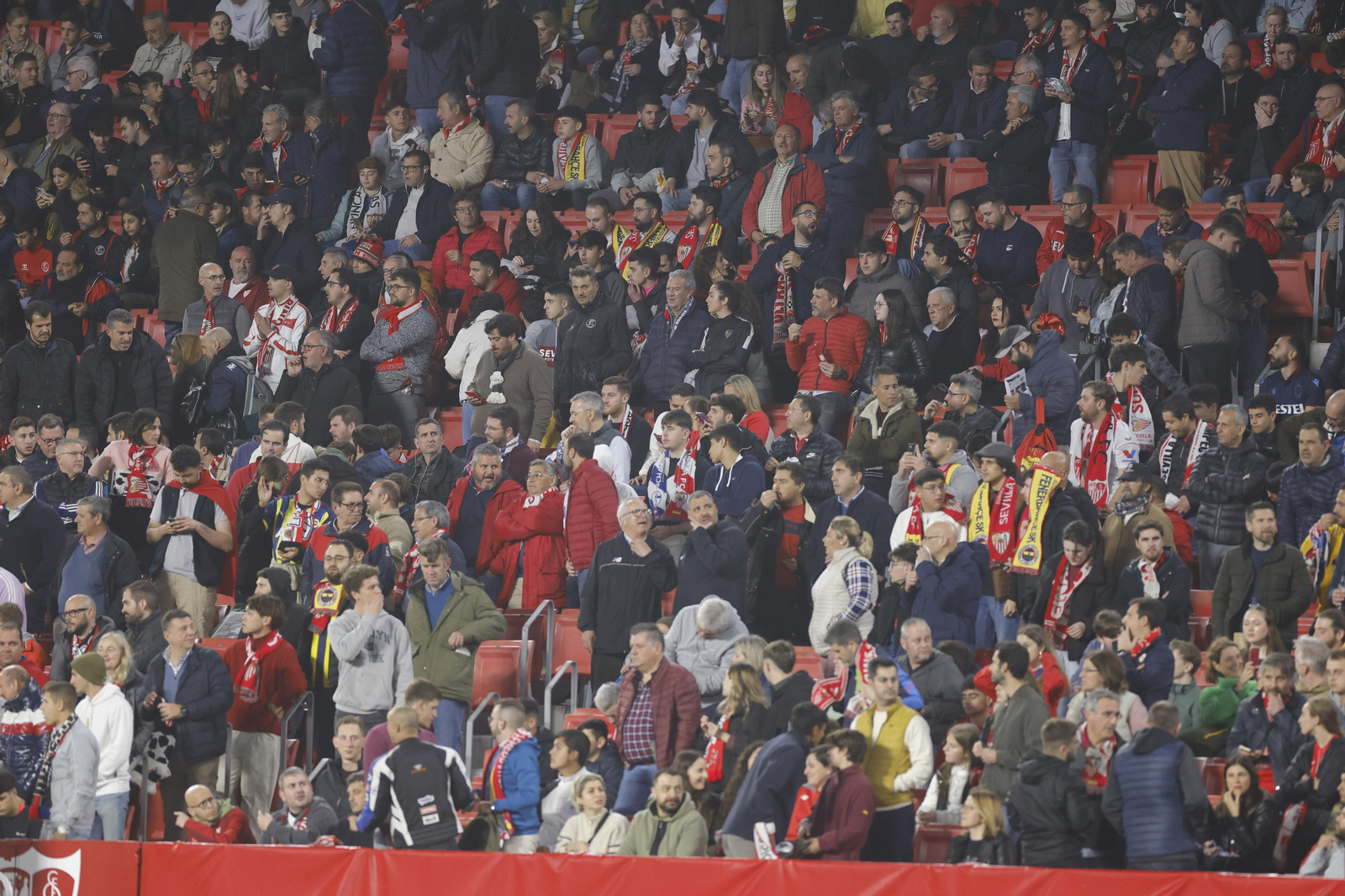 Búscate en las fotos del Sevilla-Fenerbahçe,