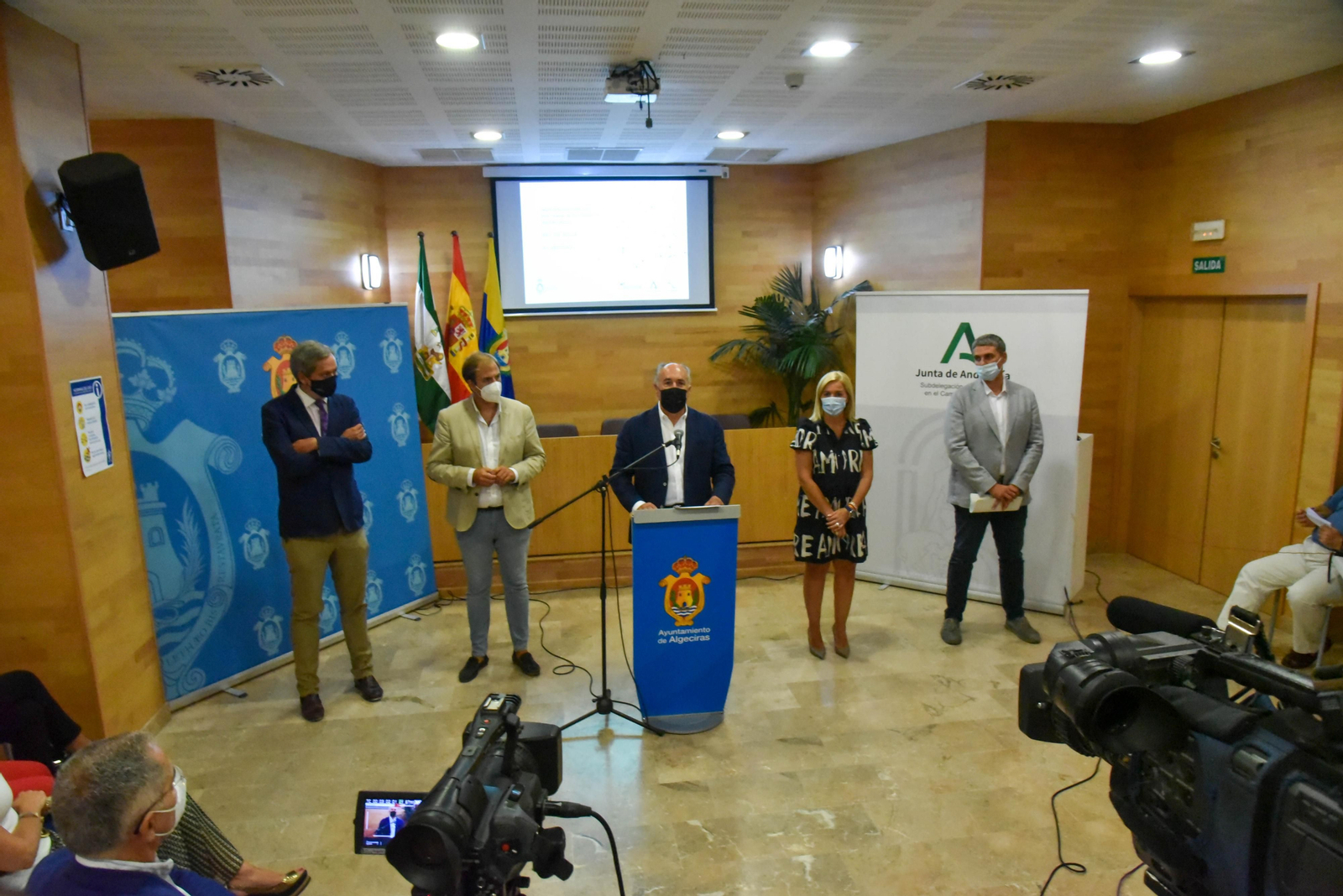 Representantes municipales y de Emalgesa durante la presentación del nuevo sistema inteligente.