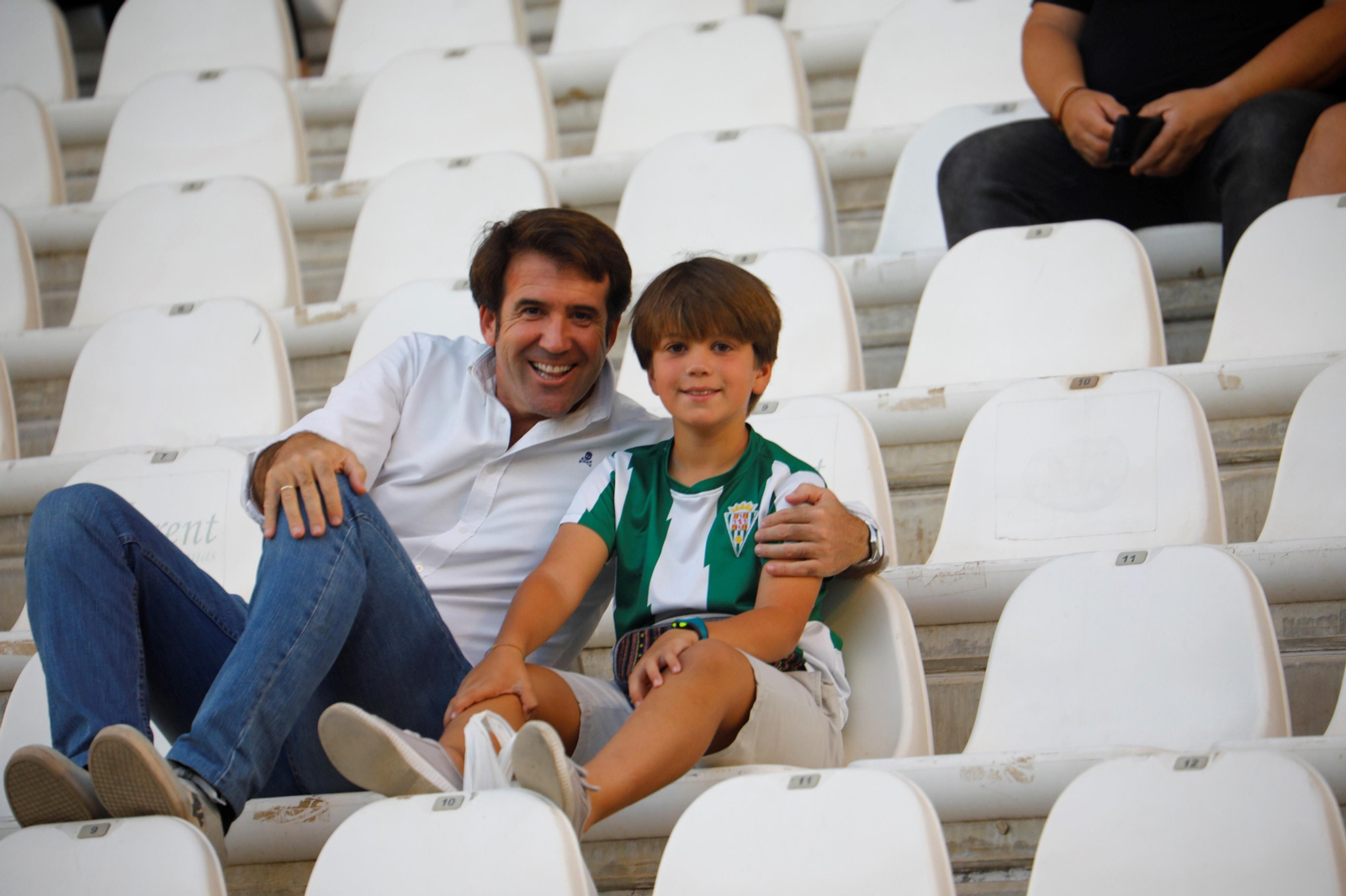 El ambiente en las gradas de El Arcángel para el Córdoba CF - Recreativo Granada, en imágenes