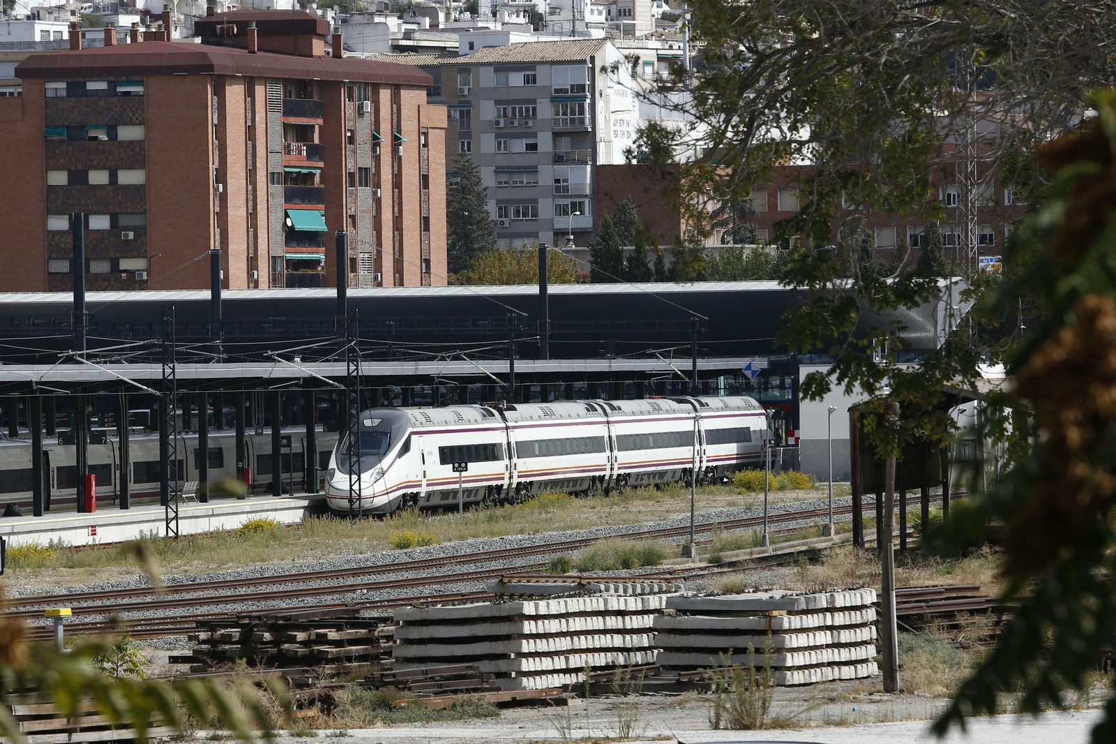 El tren Avant 114.006, en la Estación de Granada