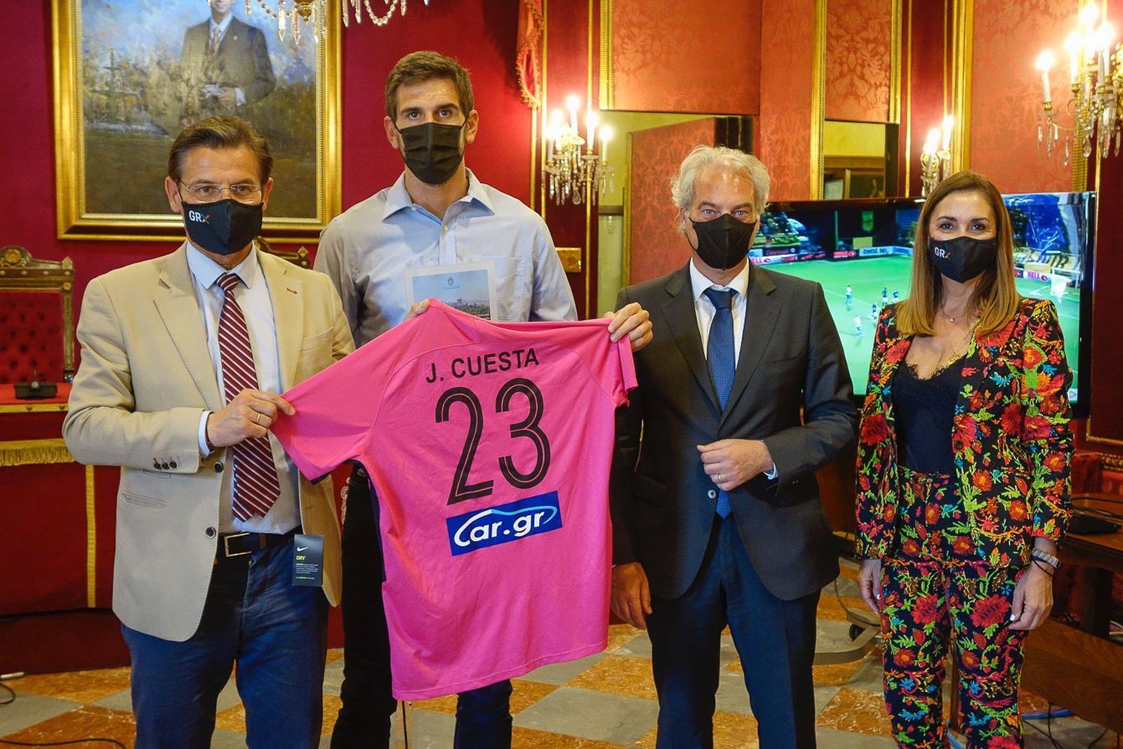 Un momento del homenaje a Julián Cuesta en el Ayuntamiento de Granada