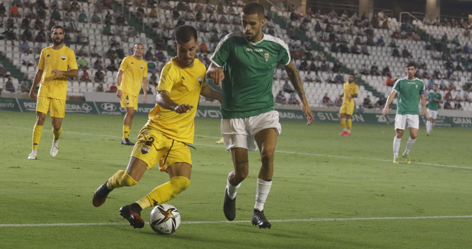 Julio Iglesias intenta cortar el avance de Saúl.