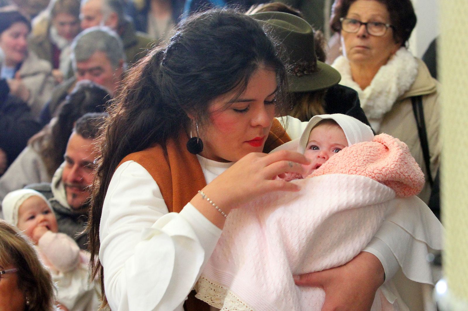 El Rocío celebra La Candelaria con la presentación de los niños a la Virgen, en imágenes