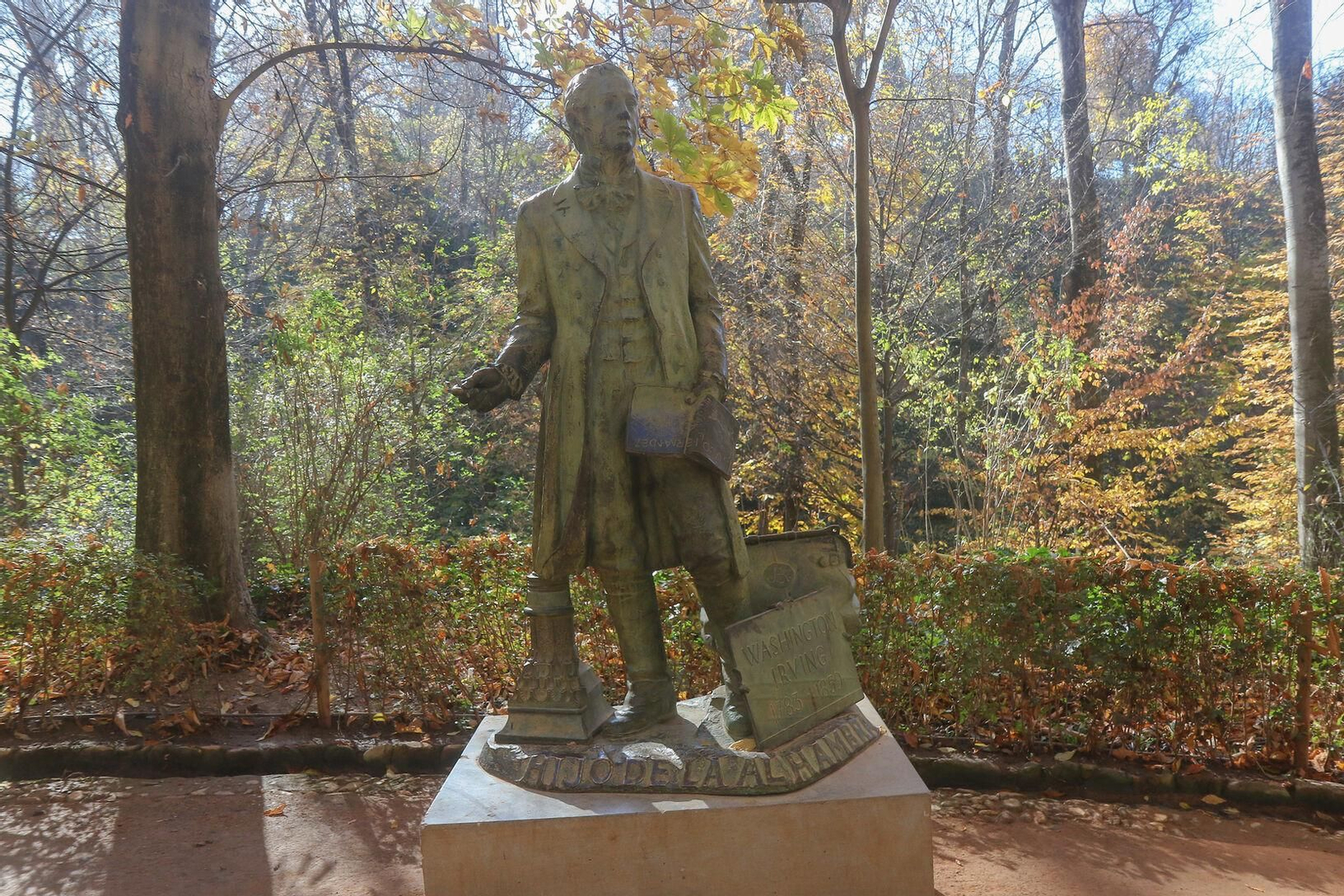 Monumento dedicado a Washington Irving, en la subida a la Alhambra.