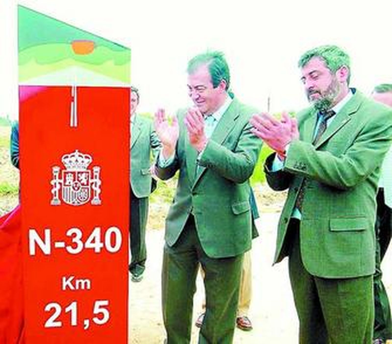 Bartolomé Ramírez (a la derecha, junto a Cascos) fue uno de los grandes impulsores de la A-48.