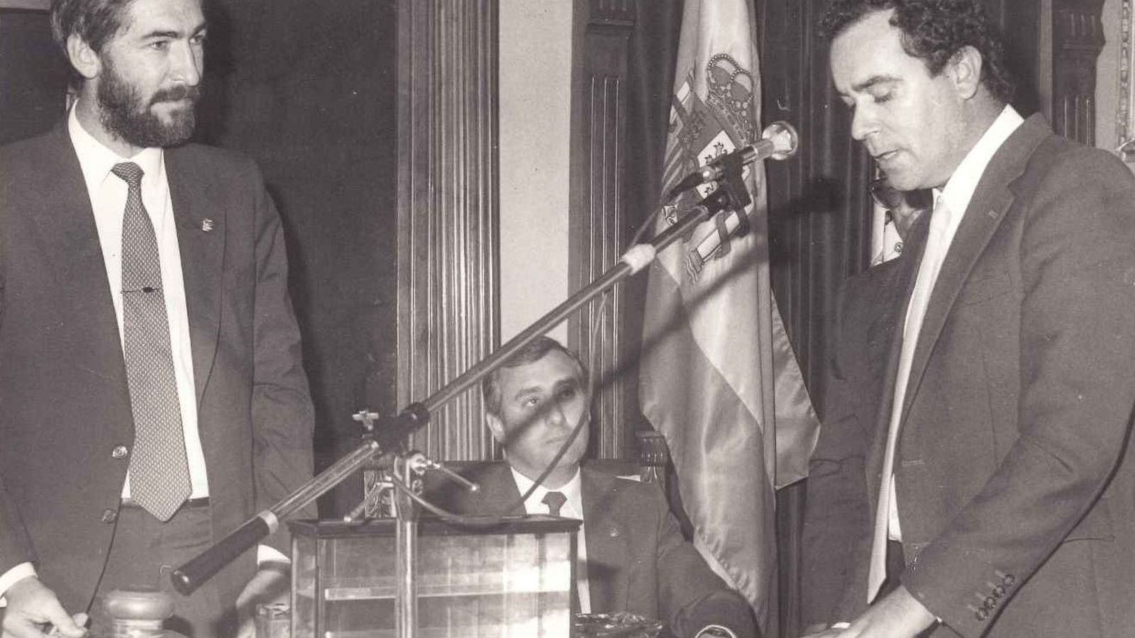 José de Mier, jurando el cargo, ante Sebastián Saucedo y José Antonio Goméz Periñan.