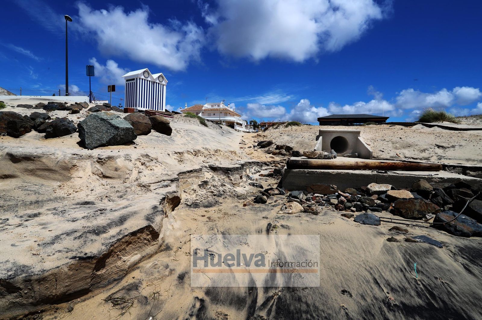 Imágenes de la zona de la playa de Matalascañas más afectada por el temporal