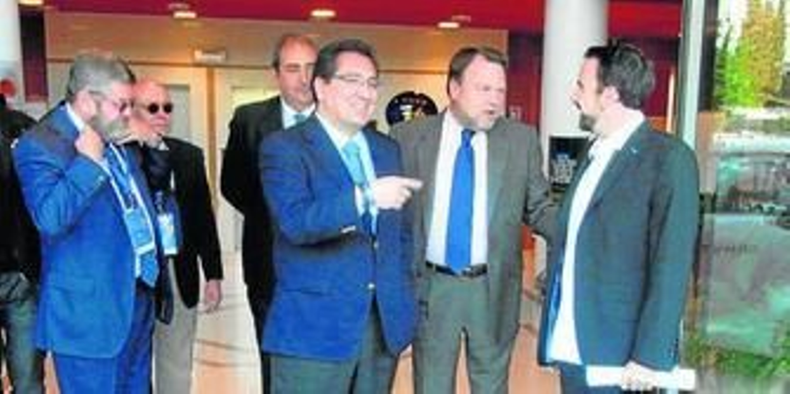 Aficionados cajistas, en un rincón de la grada del Palaverde, animan con sus cánticos y bufandas.