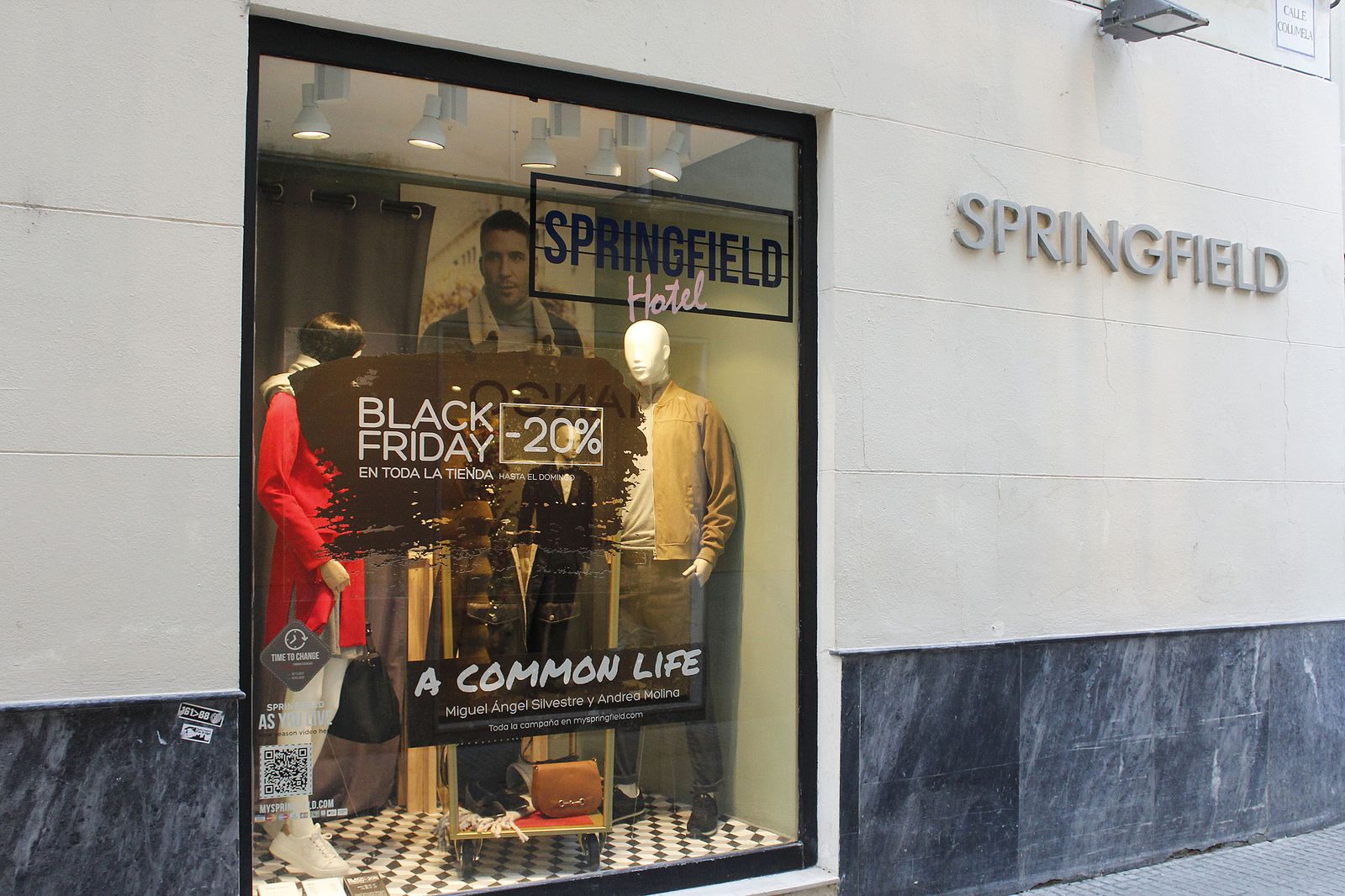 El anuncio del Black Friday en la tienda de Springfield de la calle Columela, en Cádiz.