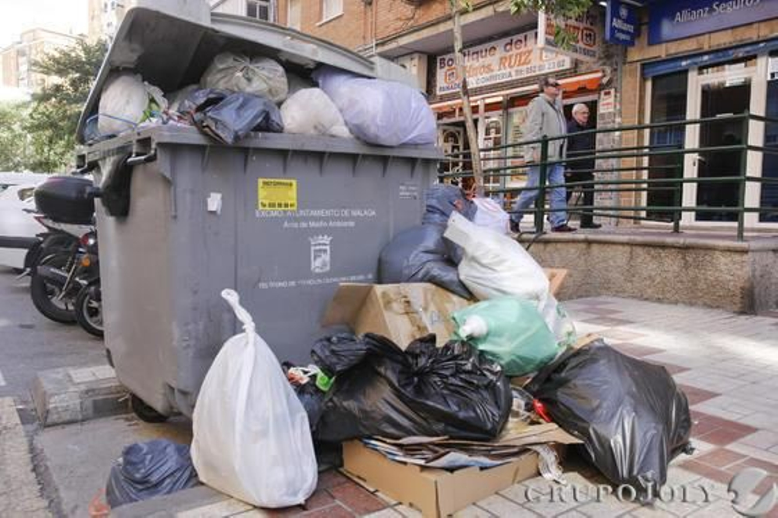 Imágenes de la huelga de basura de Limasa en diferentes distritos