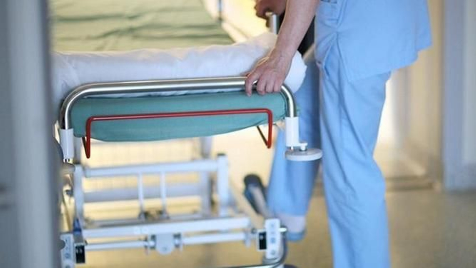 Un celador junto a una camilla en un hospital, en una imagen de archivo.