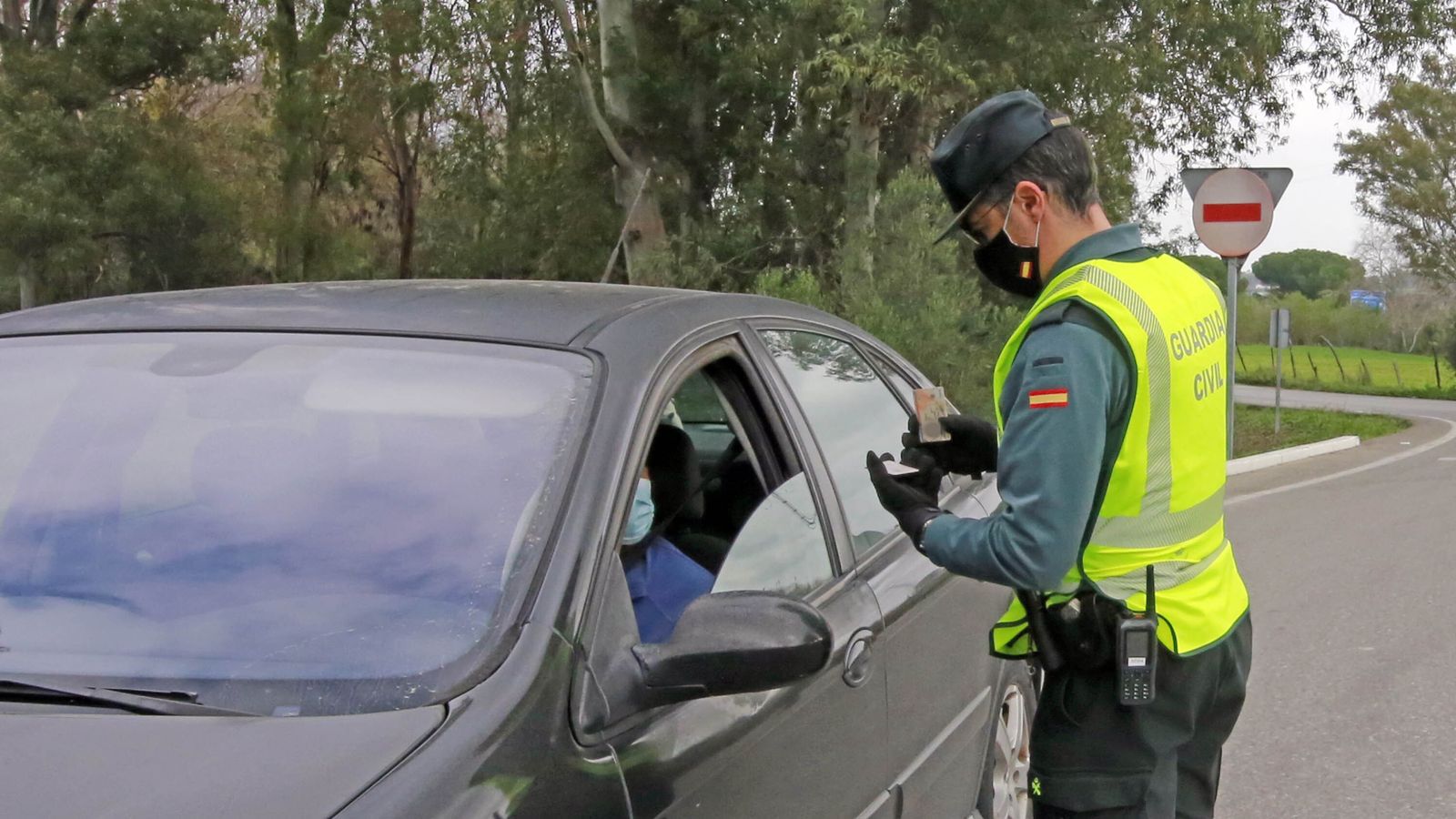 Coronavirus: control perimetral de la Guardia Civil en la rotonda de Estella
