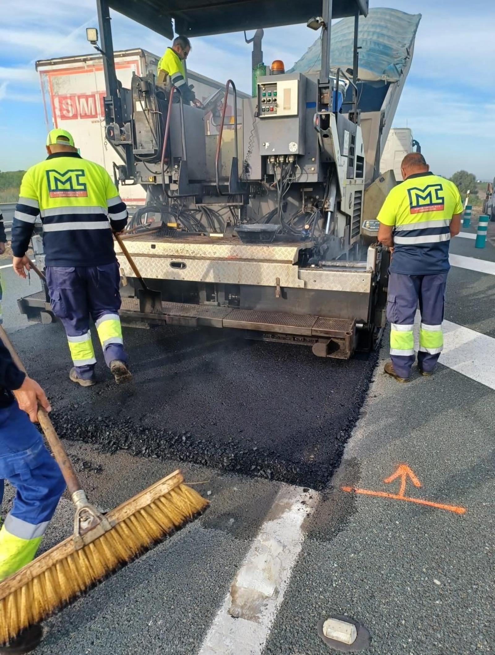 Operarios de Martín Casillas reparando la calzada de la A-4