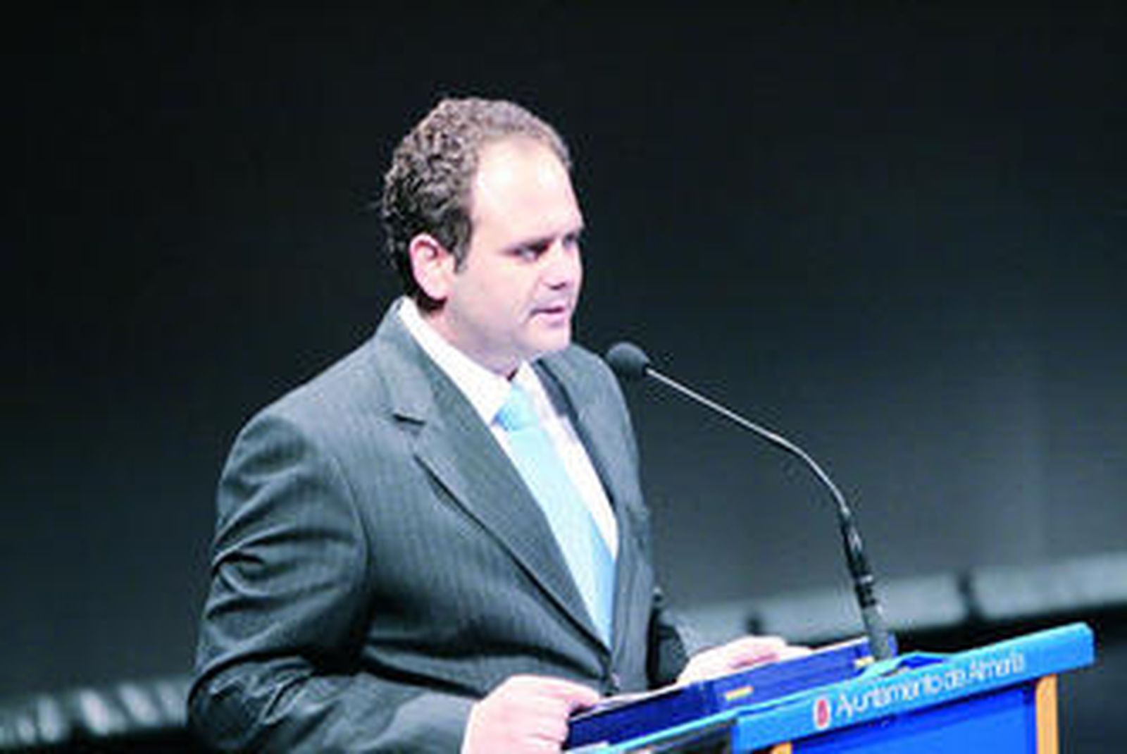 El musicólogo durante la presentación de un espectáculo.