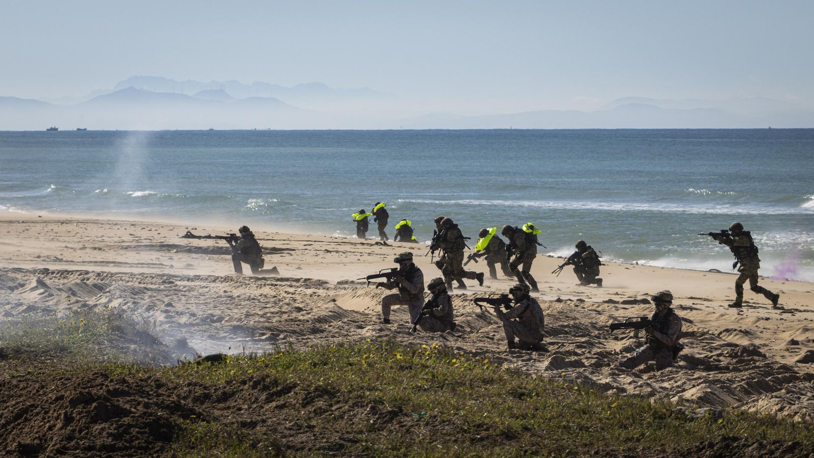 Las imágenes del gran desembarco de la OTAN en Barbate: aviones 'Harrier', helicópteros, lanchas e infantes de Marina asaltan la playa del Retín