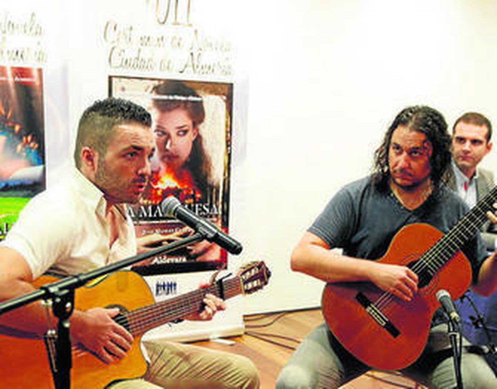 José Manuel Cenzano recibe el premio de manos de Luis Rogelio Rodríguez junto a Ramón Fernández-Pacheco.