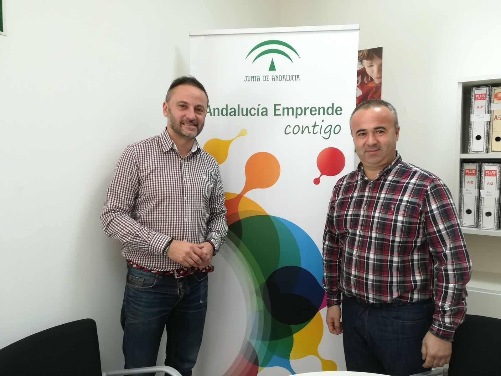 El delegado de Economía, Innovación, Ciencia y Empleo junto al emprendedor Cristóbal A. Trinidad en el CADE de Vícar.