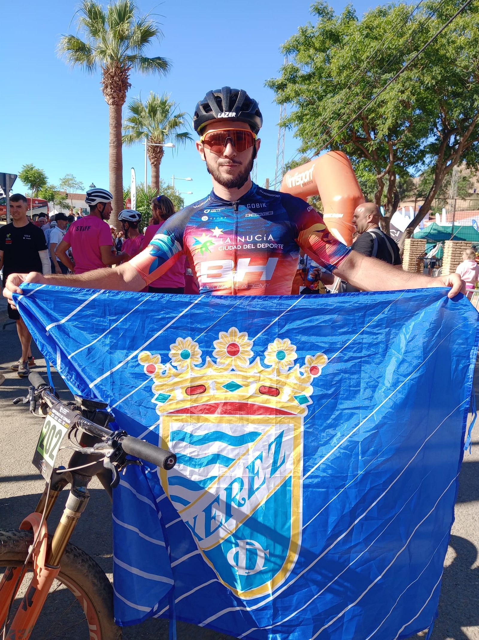 Hugo Franco posa con la bandera del Xerez CD, su equipo desde pequeño como su abuelo, Paco Franco, le ha enseñado.