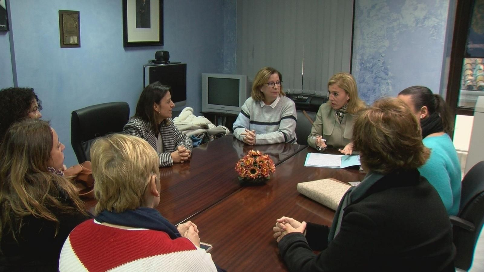 La subdelegada de la Junta, Eva Pajares, reunida con los padres y directora del Virgen de la Esperanza.