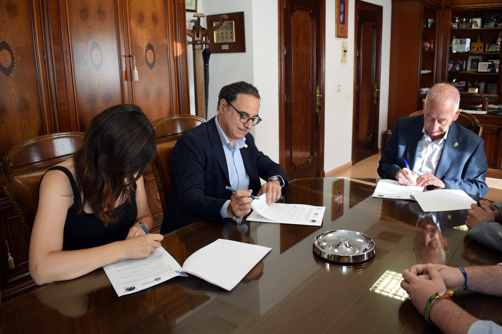 Firma del convenio de instalación de cajas de nido de vencejo en diferentes edificios municipales.