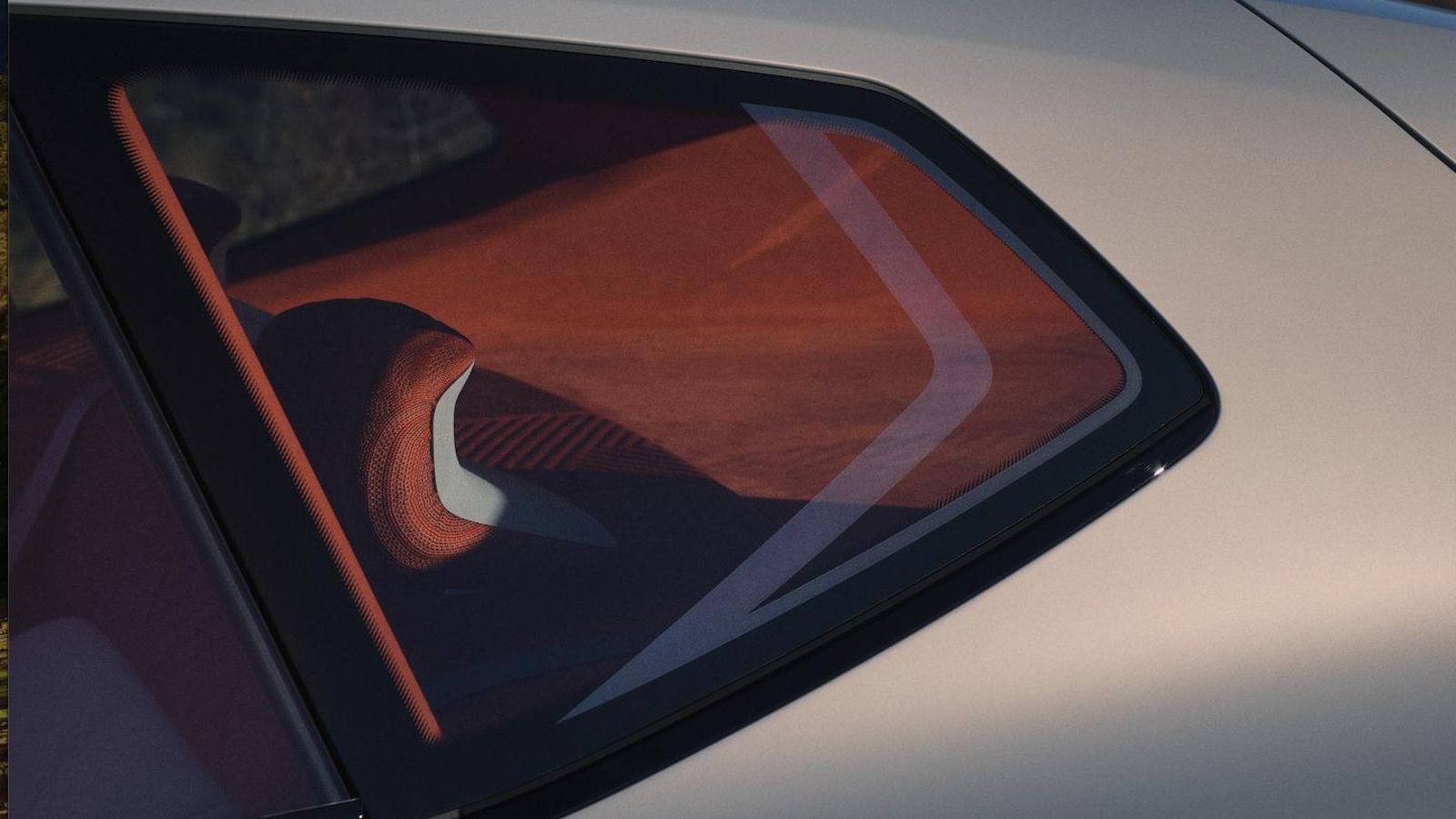 Hofmeister sigue vivo y, en la ventanilla trasera, el ángulo característico de los BMW no se marca con un cromado, sino con una "impresión reflectante" que forma una superficie transparente dependiendo del ángulo de visión.