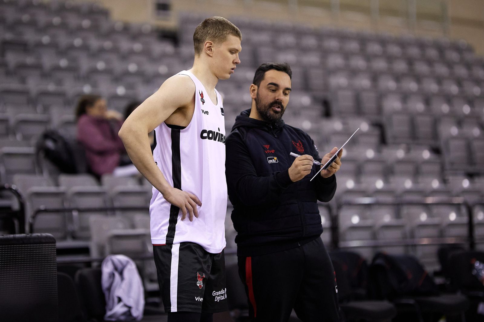 Elias Valtonen recibe instrucciones en su estreno con el Covirán Granada